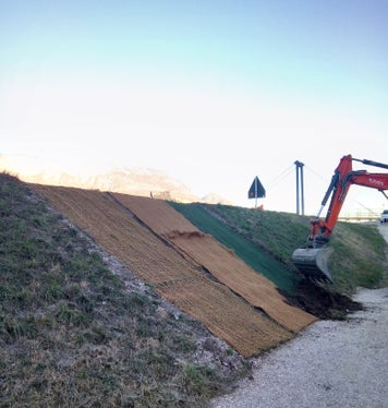 Wirrgelege aus biologisch abbaubarem Material wurde ausgelegt. (Foto: LPA/Amt für Wildbach- und Lawinenverbauung Süd)