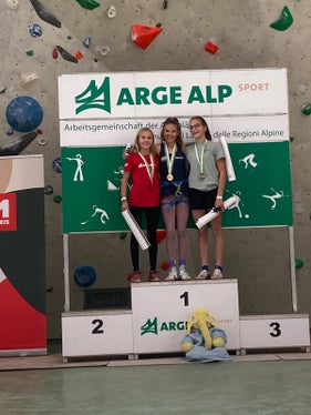Sophie Pederiva (prima da sinistra) ha conquistato la medaglia d’argento nella categoria U15 alla competizione ARGE ALP di arrampicata sportiva a Innsbruck. (Foto: Berti Gamper)