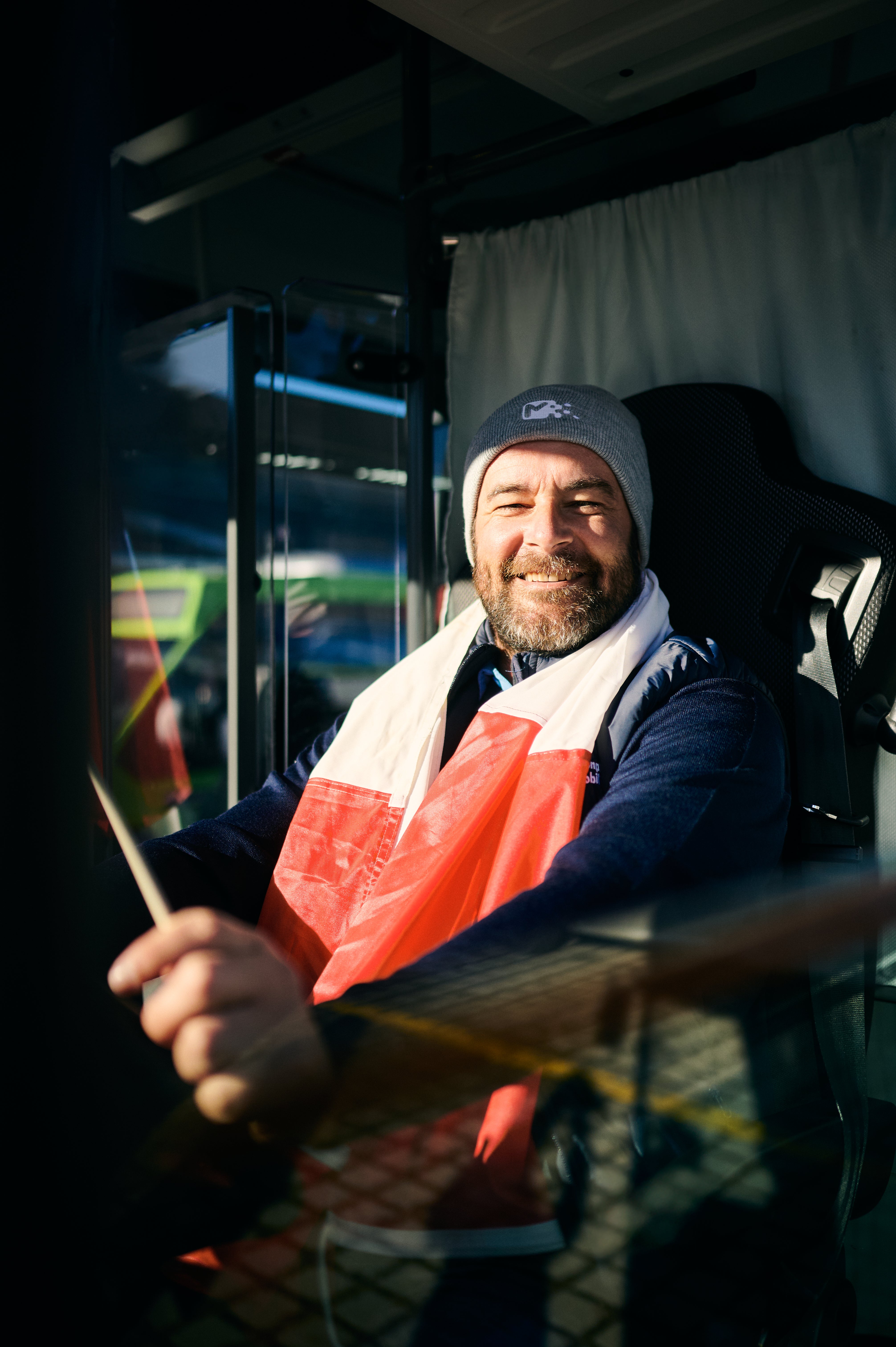 Zusätzlich zum regulären Dienst werden während der Olympischen Spiele 66 weitere Busse sowie 10 Shuttle-Fahrzeuge eingesetzt, die es auch Menschen mit Behinderungen ermöglichen, die Wettkämpfe zu besuchen. An den Wettkampftagen wird die vollständige Abdeckung des Dienstes von über 200 akkreditierten Fahrerinnen und Fahrern gewährleistet.
(Foto: LPA/zukunvt)