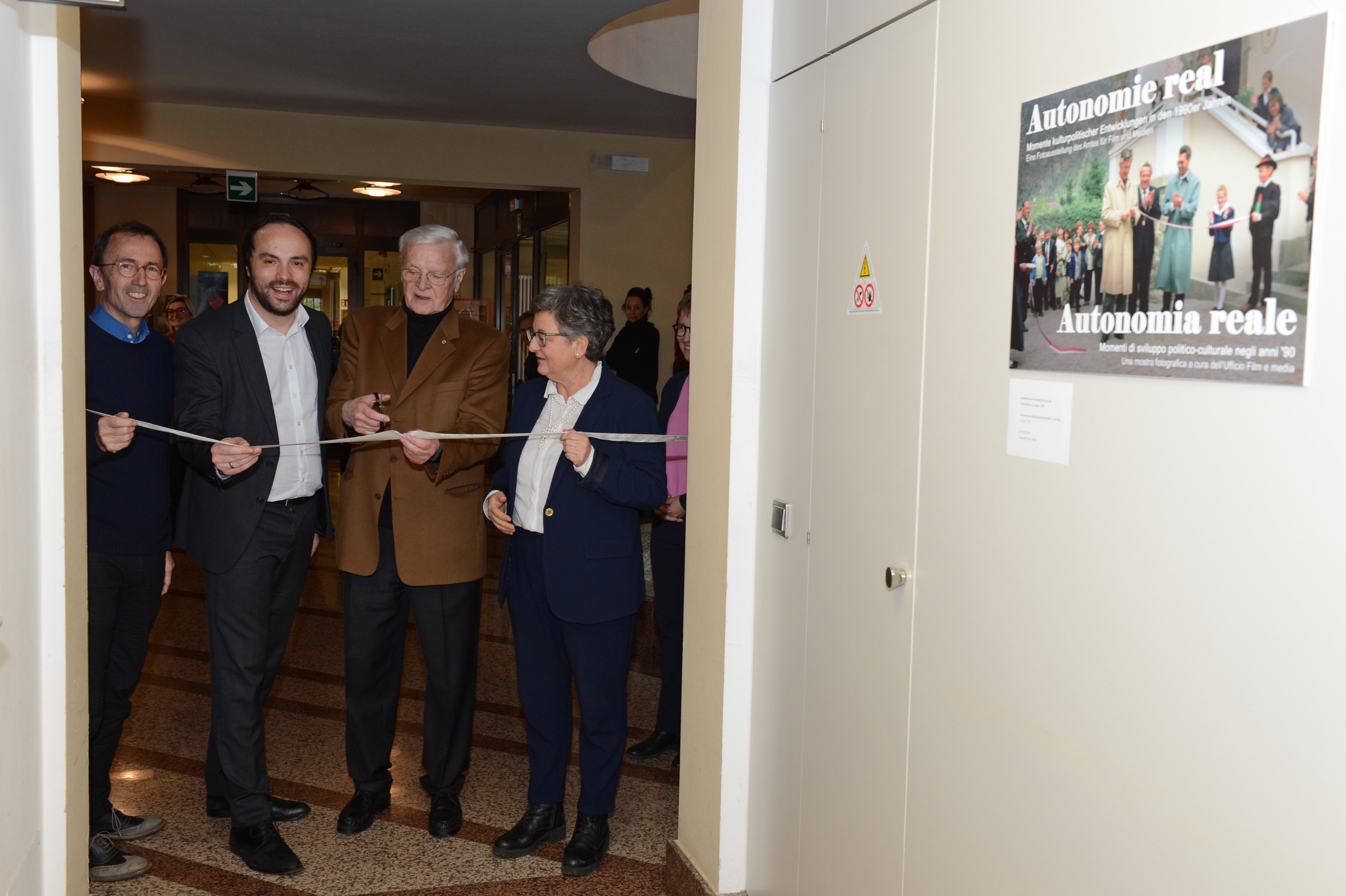 L'assessore Philipp Achammer con il Direttore del Dipartimento Armin Gatterer (all'estrema sinistra) e la Direttrice dell'Ufficio Barbara Weis (all'estrema destra) e l'ex Consigliere provinciale Bruno Hosp all'inaugurazione della mostra fotografica Autonomia reale  (Foto: ASP/Alexander Gideon de Vries)