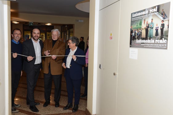 L'assessore Philipp Achammer con il Direttore del Dipartimento Armin Gatterer (all'estrema sinistra) e la Direttrice dell'Ufficio Barbara Weis (all'estrema destra) e l'ex Consigliere provinciale Bruno Hosp all'inaugurazione della mostra fotografica "Autonomia reale"  (Foto: ASP/Alexander Gideon de Vries)