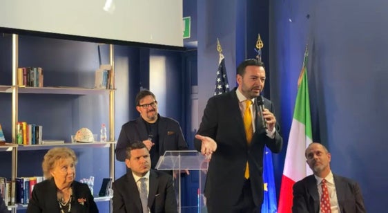 Il vicepresidente della Provincia Marco Galateo durante il suo intervento, seguito con attenzione da Maria Falcone, sorella del magistrato Giovanni Falcone. (Foto: USP)