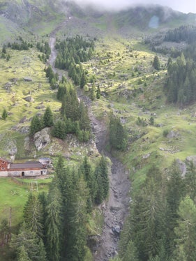 Lungo il rio Höllental a Parcines sono stati sommersi dalla frana una strada forestale e l'accesso a un maso. L'Ufficio Sistemazione bacini montani ovest ha iniziato i lavori di sgombero. (Foto: USP/Ufficio Sistemazione bacini montani ovest/Roland Gufler)