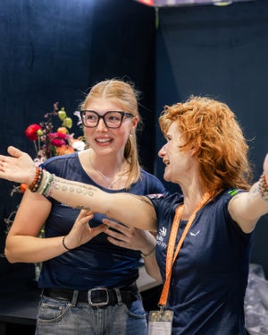WorldSkills 2026: Floristin Franziska Gschnitzer im Gespräch mit Expertin Maria Steinmair an ihrem Wettkampfplatz (Foto: LPA/Fachschule Laimburg)