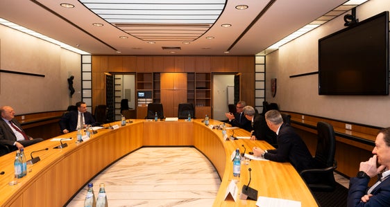 Minister Gilberto Pichetto Fratin tauschte sich im Sitzungssaal der Landesregierung mit Landeshauptmann Arno Kompatscher und weiteren Vertretern der Südtiroler Landesregierung aus. (Foto: USP/Manuela Tessaro)