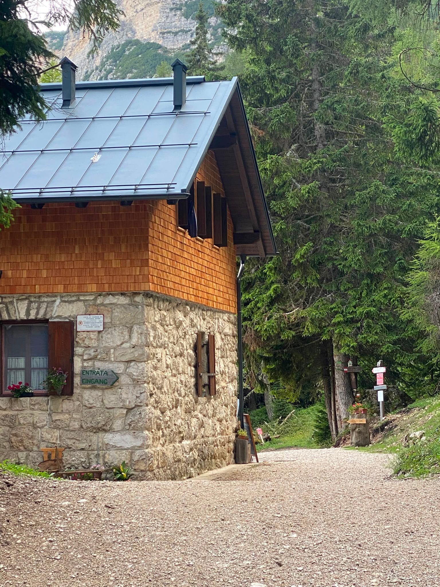 Con gli incentivi la Provincia intende garantire a lungo termine importanti infrastrutture alpine come  il rifugio Oltradige al Roen. (Foto: USP/Gestori del rifugio Oltradige al Roen)