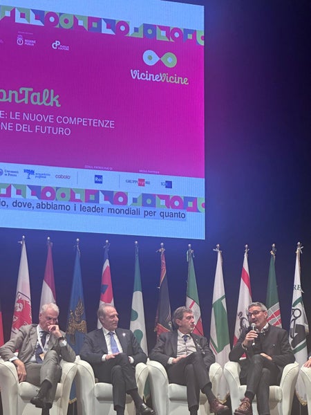 Landeshauptmanns Arno Kompatscher (rechts) nahm mit Minister Paolo Zangrillo (von links), Vito Bardi und Marco Marsilio beim Region Talk des Festivals der Regionen und der Autonomen  Provinzen  teil. (Foto: LPA).