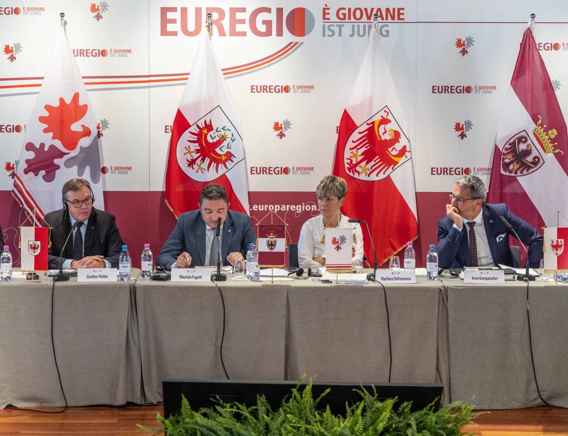 Si è riunita oggi alla Majon di Fascegn a Sèn Jan/S. Giovanni di Fassa la 29^ seduta del GECT Euregio. Presenti i tre componenti della Giunta: (da sin.)il capitano del Tirolo, Günther Platter, il presidente della Provincia  di Trento e dell'Euregio, Maurizio Fugatti, la segretaria generale dell'Euregio, Marilena Defrancesco, ed il presidente della Provincia di Bolzano, Arno Kompatscher (Foto: Ufficio stampa della Provincia di Trento)