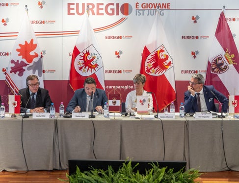 Si è riunita oggi alla Majon di Fascegn a Sèn Jan/S. Giovanni di Fassa la 29^ seduta del GECT Euregio. Presenti i tre componenti della Giunta: (da sin.)il capitano del Tirolo, Günther Platter, il presidente della Provincia  di Trento e dell'Euregio, Maurizio Fugatti, la segretaria generale dell'Euregio, Marilena Defrancesco, ed il presidente della Provincia di Bolzano, Arno Kompatscher (Foto: Ufficio stampa della Provincia di Trento)