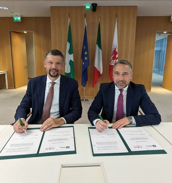 Mobilitätslandesrat Daniel Alfreider und Franco Lucente, Assessor für Verkehr und nachhaltige Mobilität der Region Lombardei, bei der Unterzeichnung der Vereinbarung zur Einrichtung des RegioExpress im April 2024. (Foto: LPA/Ivan Brentegani)