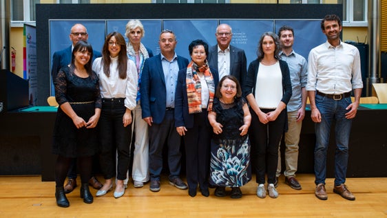 Organisatoren des Landes und der Genossenschaft Wohnen im Alter mit den Referentinnen und Referenten der heutigen Tagung (Foto: LPA/Fabio Brucculeri)