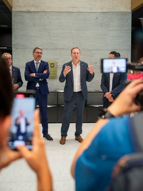 L'assessore Massimo Bessone (centro) con il presidente della Provincia, Arno Kompatscher (Foto: ASP/F. Brucculeri)