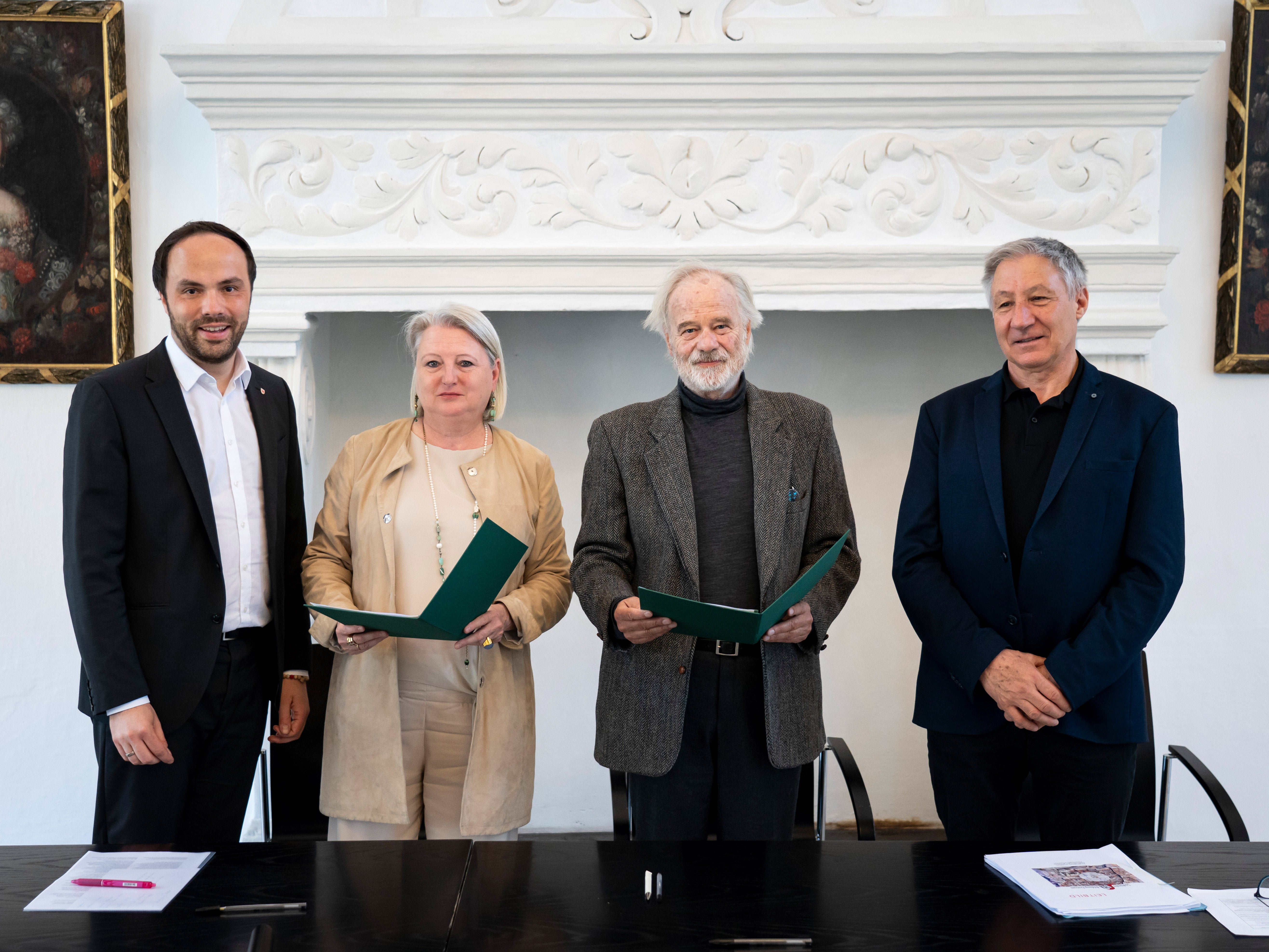 Besiegelten am 31. März, dass das Chronistenwesen in Südtirol künftig vom Südtiroler Bildungszentrum betreut wird (von links): Landesrat Philipp Achammer, Landeskonservatorin Karin Dalla Torre, Bildungszentrum-Präsident Bernd Karner und Landeschronist Wolfgang Thöni. (Foto: LPA/Fabio Brucculeri)