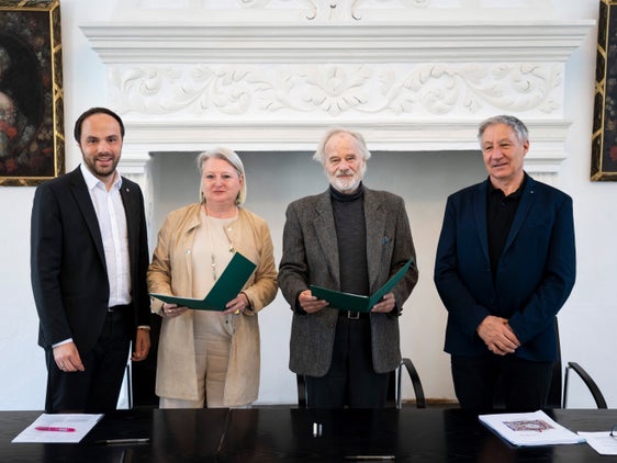 Besiegelten am 31. März, dass das Chronistenwesen in Südtirol künftig vom Südtiroler Bildungszentrum betreut wird (von links): Landesrat Philipp Achammer, Landeskonservatorin Karin Dalla Torre, Bildungszentrum-Präsident Bernd Karner und Landeschronist Wolfgang Thöni. (Foto: LPA/Fabio Brucculeri)