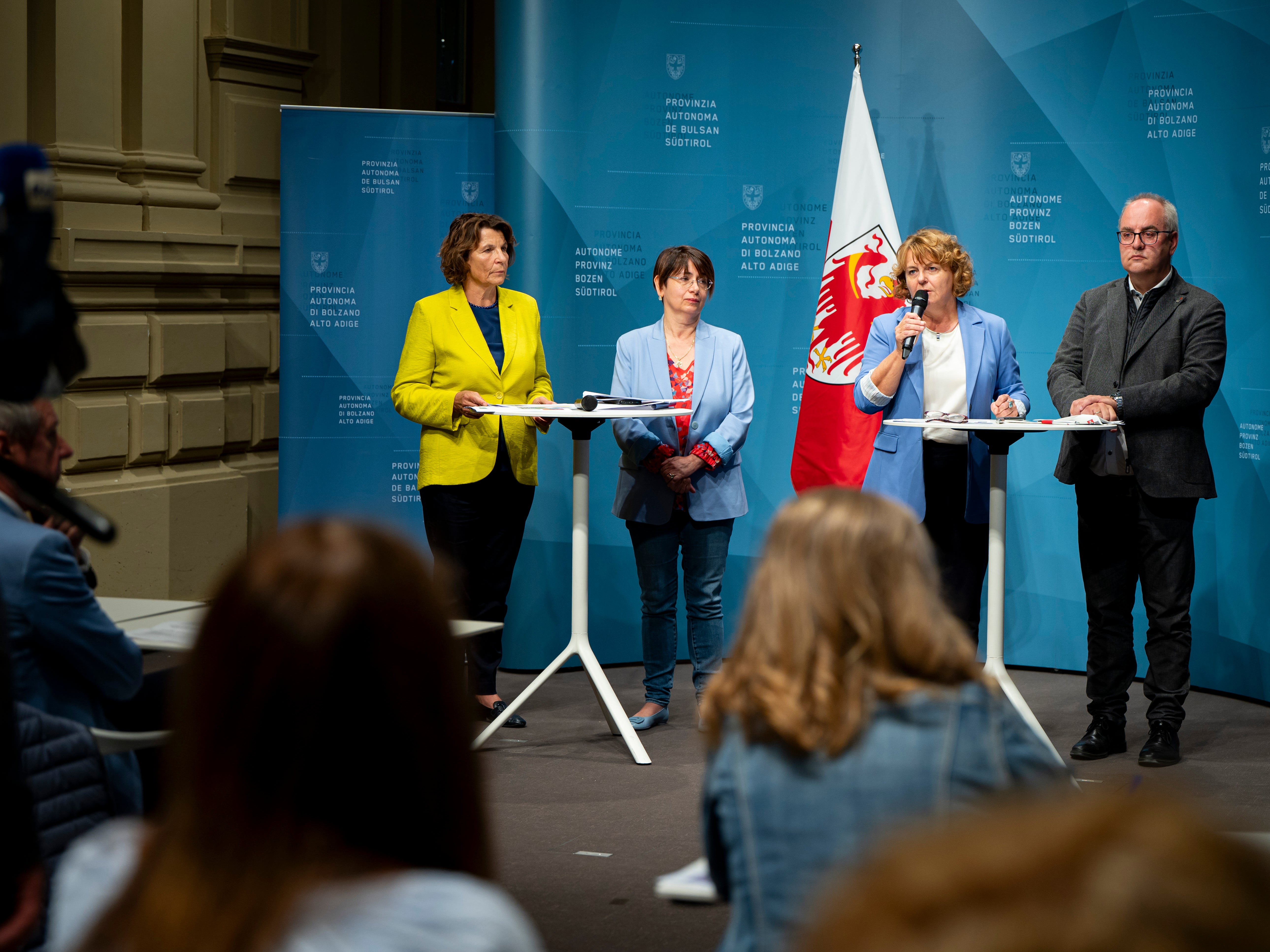 Maria Hochgruber Kuenzer, presidente della cooperativa sociale “Imparare - Crescere - Vivere con le contadine”, Liliana di Fede, direttrice dell'Azienda Servizi Sociali di Bolzano, Rosmarie Pamer, assessora provinciale alla Famiglia, e il sindaco Klaus Rainer (da sinistra a destra) alla conferenza stampa sull'ampliamento dell'assistenza alla prima infanzia. (Foto: USP/Fabio Brucculeri)