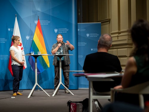 Tonträger aus 30 Jahren dem Südtiroler Musikarchiv übergeben: Tobe Planer hat von seinen Erfahrungen mit der Südtiroler Musikszene erzählt, im Bild mit Marlene Huber vom Landesamt für Film und Medien. (Foto: LPA/Fabio Brucculeri)