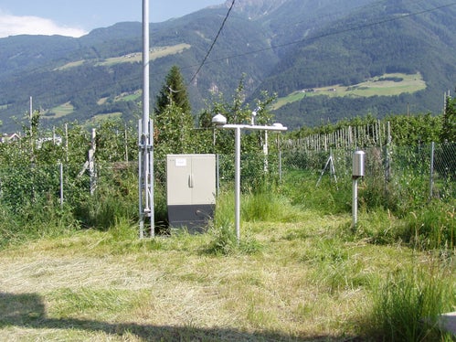Eine von 95 Wetterstationen in Südtirol ist jene in Naturns (in einer Archivaufnahme), die in diesem Monat die geringste Niederschlagsmenge von allen Wetterstationen verzeichnet hat. (Foto: LPA/Landesamt für Meteorologie und Lawinenwarnung)