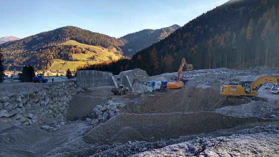Große Mengen an Aushubmaterial wurden transportiert, aufbereitet und eingebaut. (Foto: Agentur für Bevölkerungsschutz/Amt für Wildbach- und Lawinenverbauung Ost)