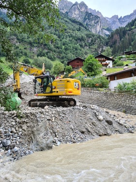 Nell'immagine i lavori di sgombero nel rio covolo a Fleres (Foto: ASP/Ufficio sistemazione bacini montani Nord)