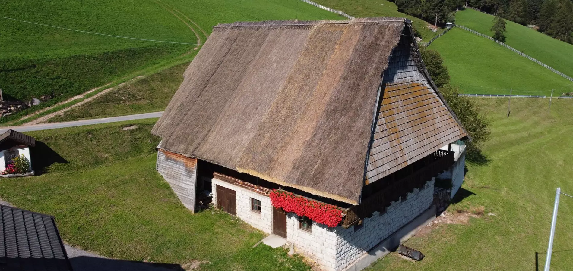Strohdächer, wie dieses beim Gfrar in Vöran am Tschöggelberg, stehen im Fokus des Tages des Denkmals am 28. September. (Foto: Tourismusverein Hafling - Vöran - Meran 2000)