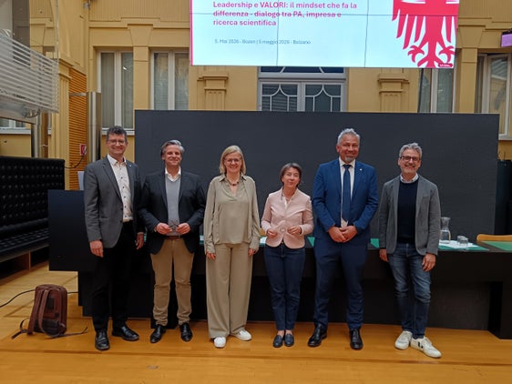 Günter Sölva, Direktor des Amtes für Personalentwicklung der Landesverwaltung, Nicola Villa, Präsident von AIF Trentino-Südtirol, Christine Vigl, Unternehmerin und Expertin für digitale Zusammenarbeit, Benedetta Dalbosco, Präsidentin von AIDP Trentino-Südtirol, Alexander Steiner, Generaldirektor des Landes Südtirol und Professor Ralf Lüfter von der Freien Universität Bozen bei der Veranstaltung  "Werte führen". (Foto: LPA/Amt für Personalentwicklung)
