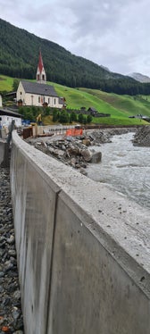 Bewehrte Hochwasserschutzmauern (Bewehrungsstahl unter dem Beton) entlang der Ahr in Prettau (Foto: LPA/Landesamt für Wildbach- und Lawinenverbauung Ost)