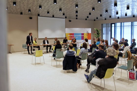 Veranstaltungsreihe #Kulturperspektiven: Reger Austausch zwischen Landesrat Philipp Achammer, dem Publikum und den Podiumsgästen: dem Unternehmer Daniel Krapf, der Künstlerin Mirijam Heiler, Wifo-Direktor Georg Lun und der Unternehmerin Marina Rubatscher Crazzolara. (Foto: LPA/Peter Natter)