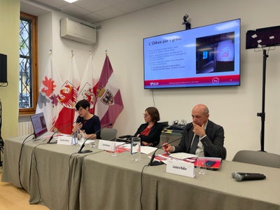 Al quarto appuntamento della terza edizione dei Martedì dell'Euregio si è parlato di dinamiche demografiche e trasformazioni sociali nelle regioni alpine dell’Euregio: da sinistra le relatrici della Fondazione Demarchi Valentina Chizzola e Liria Veronesi, insieme a Luciano Malfer (moderatore) (Foto: Euregio)