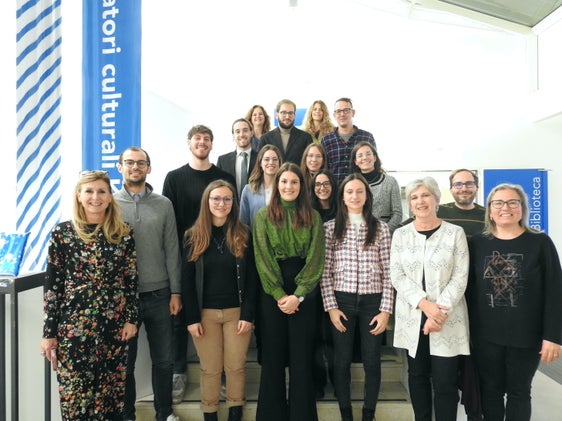 Die Mitarbeiter der italienischen Landesbibliothek “Claudia Augusta” mit den Preisträgerinnen und Preisträgern der Ausgabe 2023. (Foto: LPA/Bibliothek Claudia Augusta)