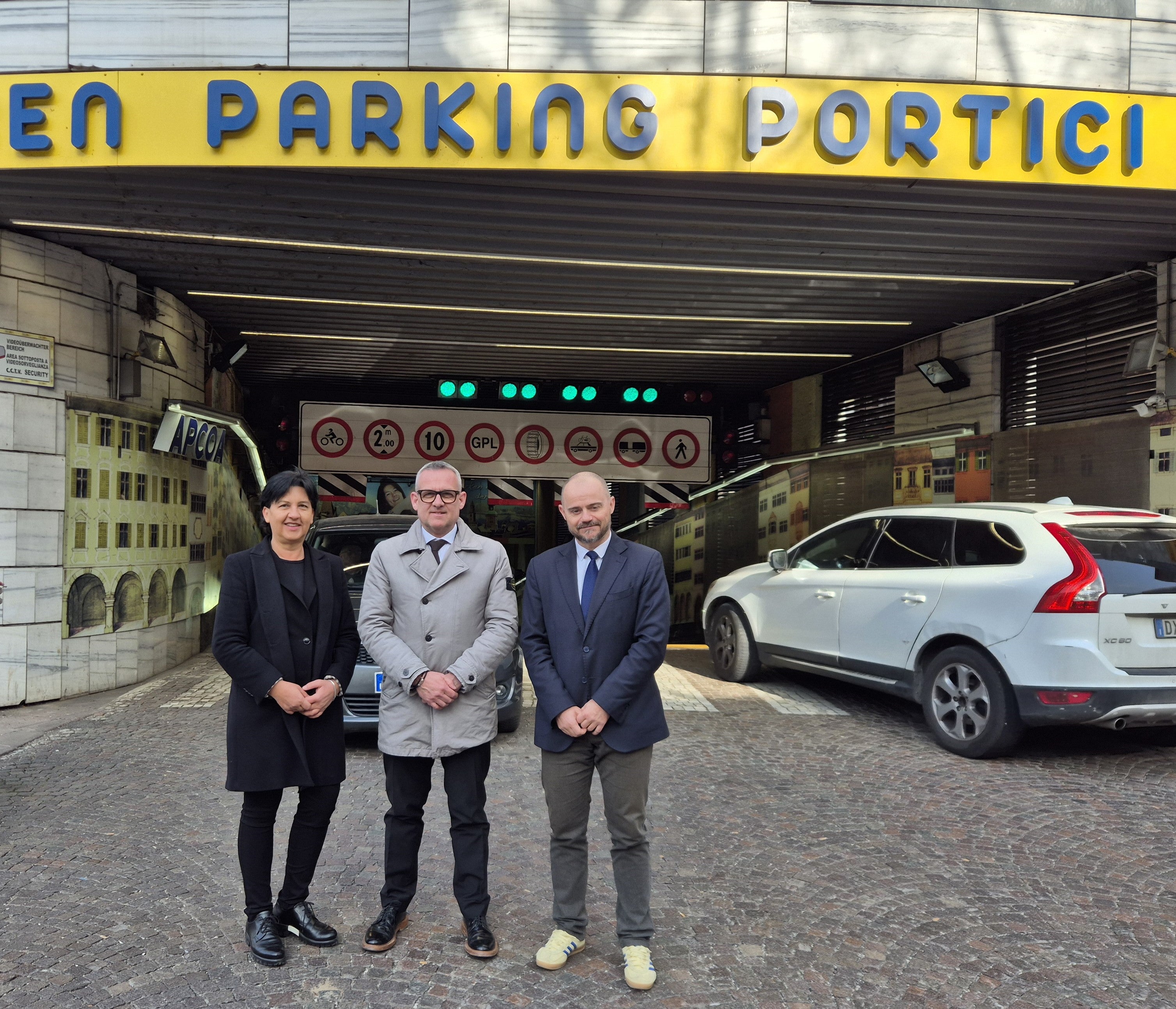 Nach einer Testphase ist das Parkhaus Lauben Parking Portici in Bozen seit 6. März wieder geöffnet. Diana Ingino vom Betriebsbüro APCOA (von links), Hochbau- und Vermögenslandesrat Christian Bianchi und Ressortdirektor Daniel Bedin waren bei der Wiedereröffnung des Parkhauses Lauen Parking Portici in Bozen dabei. (Foto: LPA/Gianluca Crocco)