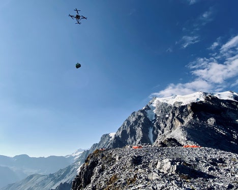 Die Drohnen flogen in Höhen von über 3000 Metern und transportierten zwischen 90 und 120 Kilogramm pro Stunde, insgesamt brachten sie etwa 1000 Kilogramm an Gütern auf die Schutzhütten. (Foto: Flyingbasket.com)