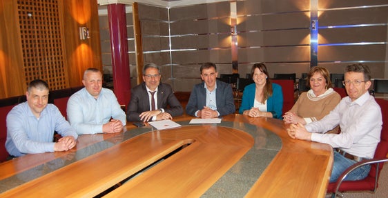 Incontro con i rappresentanti locali di Sarentino. Nella foto (da sinistra) Richard Kienzl, Josef Mair, il presidente Arno Kompatscher, il sindaco Christian Reichsigl, Lisa Lucin, Flora Brugger e Bernhard Thaler. (Foto: ASP/Toni Hofer)