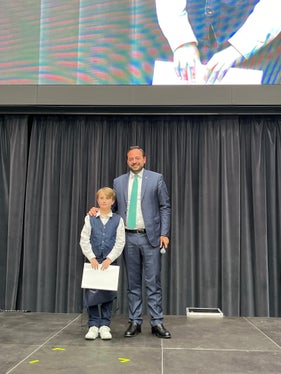 Premiato tra le eccellenze anche Matteo Zago, giovane Alfiere della Repubblica, sul palco della Festa della scuola italiana con l'assessore Galateo (Foto: ASP/Dipartimento istruzione e formazione italiana)