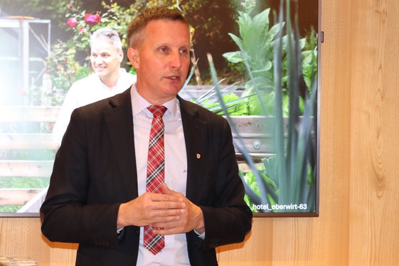 Wir wollen den Gastronomiebetreibern Expertise zur Seite stellen und die kurzen Kreisläufe fördern: Landesrat Luis Walcher bei der Vorstellung der neuen Initiative Erfolgreich regional. (Foto: LPA/Maja Clara)