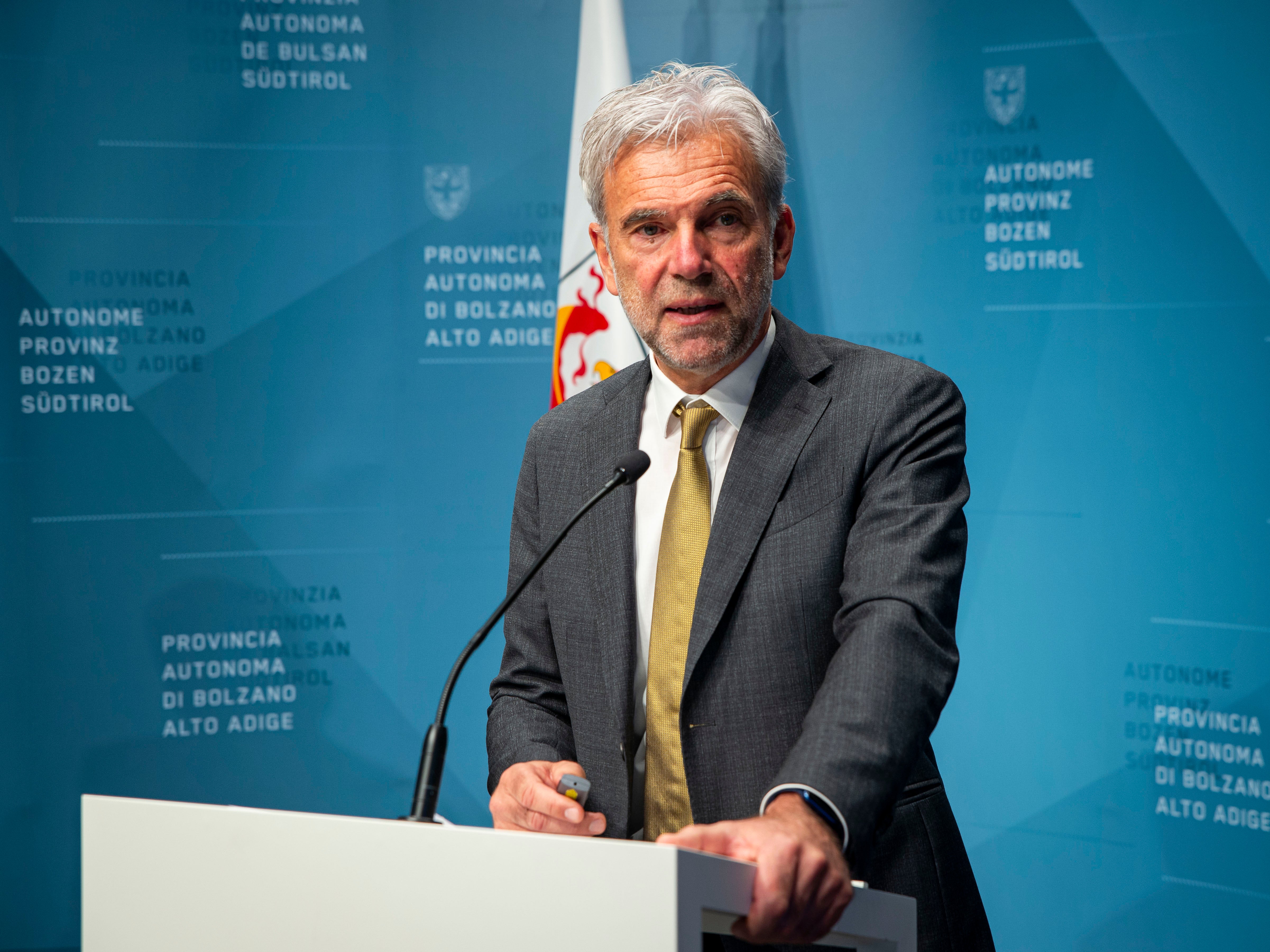 Landesrat Arnold Schuler erläuterte die Details zur Durchführungsbestimmung zum Wolfsgesetz. (Foto: LPA/Fabio Brucculeri)