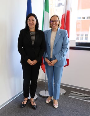 Die Präsidentin des Dachverbands für Soziales und Gesundheit Roberta Rigamonti und die Landesrätin für Arbeit, Personal und Europa, Magdalena Amhof. (Foto: LPA/Karin Leiter)
