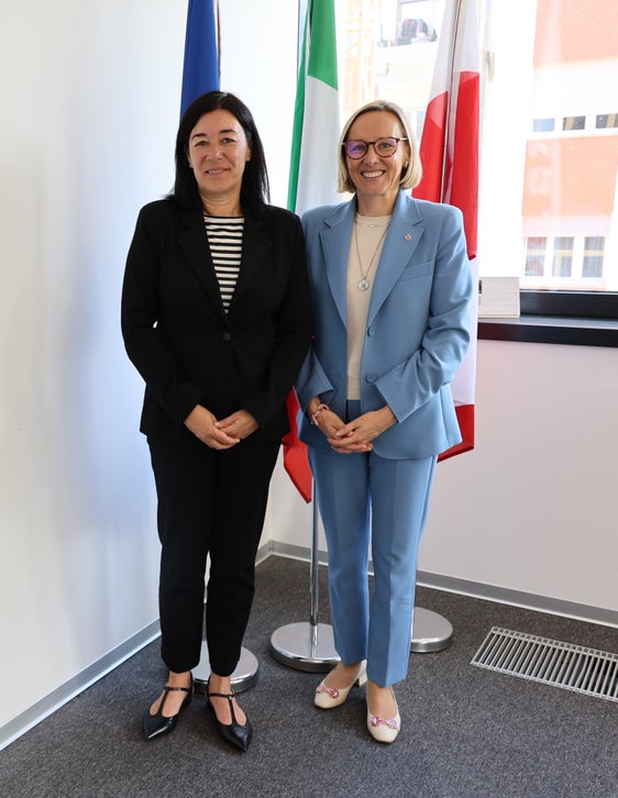Die Präsidentin des Dachverbands für Soziales und Gesundheit Roberta Rigamonti und die Landesrätin für Arbeit, Personal und Europa, Magdalena Amhof. (Foto: LPA/Karin Leiter)