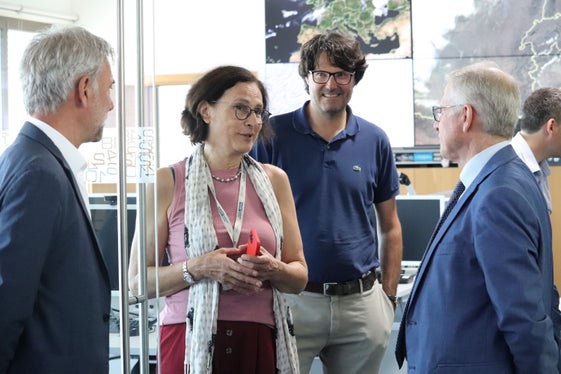Il commissario del Governo, Vito Cusumano (a dx), l'assessore alla Protezione civile, Arnold Schuler (a sin.) a colloquio con Michela Munari, direttrice dell'Ufficio Meteorologia e prevenzione valanghe e Roberto Dinale, direttore dell'Ufficio Idrologia e dighe  (Foto: ASP/Maja Clara)