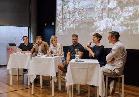 Confronto tra i relatori alla presentazione dei risultati del NEST: (da sinistra) Elmar Dorigoni (Rösslwirt, Barbiano), Christian Fischer (docente Libera Università di Bolzano), Bettina Schmid (hgv), Marco Perri (Tschogglerhof, Riscone), Gertraud Aschbacher (Istituto tecnico superiore per l'agricoltura, l'economia domestica e l'alimentazione di Teodone), Patrick Jageregger (Associazione Cuochi Alto Adige) (Foto: ASP/Eurac)