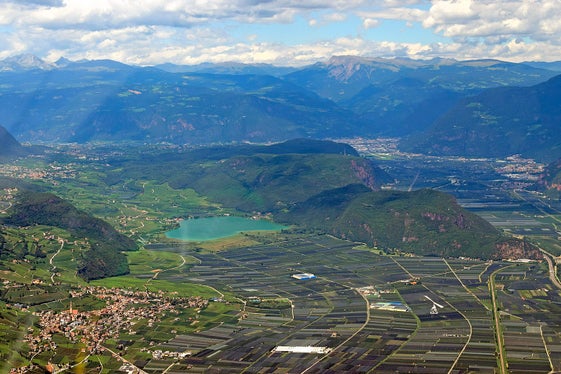 La Giunta ha nominato oggi che Hansjörg Zelger commissario straordinario del Comprensorio Oltradige-Bassa Atesina. Nell'immagine uno scorcio della Bassa Atesina (Foto: Rolf Kickuth/CC BY-SA 4.0/https://commons.wikimedia.org/w/index.php?curid=99512281) 