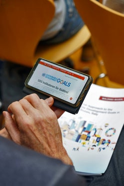 Rund 90 Seiten umfasst der OECD-Bericht zur Nachhaltigkeitsperformance des Landes Südtirol, der am heutigen 22. November in Bozen vorgestellt wurde. (Foto: LPA/Fabio Brucculeri)