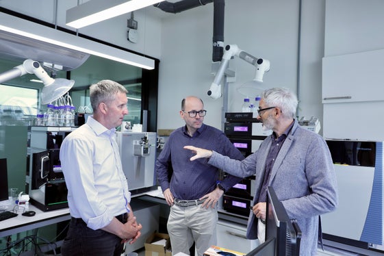 L'assessore provinciale Luis Walcher (a sinistra) con il direttore del Centro di ricerca di Laimburg Michael Oberhuber (a destra) e il direttore del Laboratorio per gli aromi e i metaboliti Peter Robatscher (al centro): Il laboratorio è dotato di strumenti all'avanguardia come GC-MS (gascromatografia accoppiata a spettrometro di massa) e LC-MS (cromatografia liquida accoppiata a spettrometro di massa) e delle più comuni tecniche analitiche; dispone inoltre di spettrometri di massa ad alta risoluzione per l'identificazione di nuove sostanze sconosciute e di un dispositivo per il vicino infrarosso per analisi non distruttive. (Foto: USP/Sabine Pitscheider)