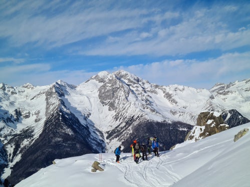 Auch in der Ausbildung waren die Mitarbeiterinnen und Mitarbeiter des Lawinenwarndienstes im vergangenen Winter aktiv; das Bild entstand beim Kurs für Gemeinden-Lawinenkommissionsmitglieder in Steinhaus am 26. Jänner dieses Jahres (Foto: LPA/Lawinenwarndienst Südtirol)