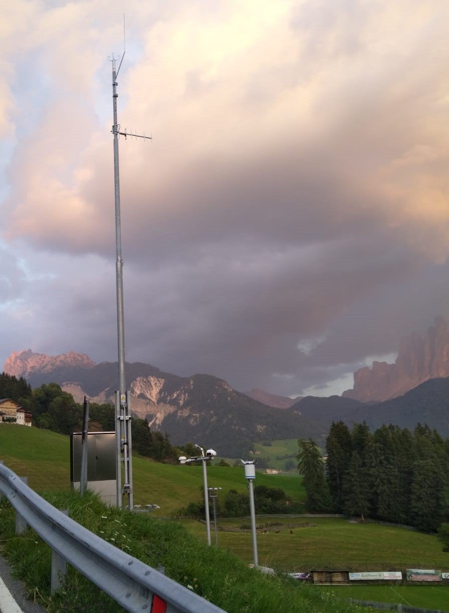 Zehn Wetterstationen - im Bild jene in St. Peter in Villnöß - ergänzen jetzt das Messnetz in Südtirol. (Foto: LPA/Agentur für Bevölkerungsschutz/Amt für Meteorologie und Lawinenwarnung)