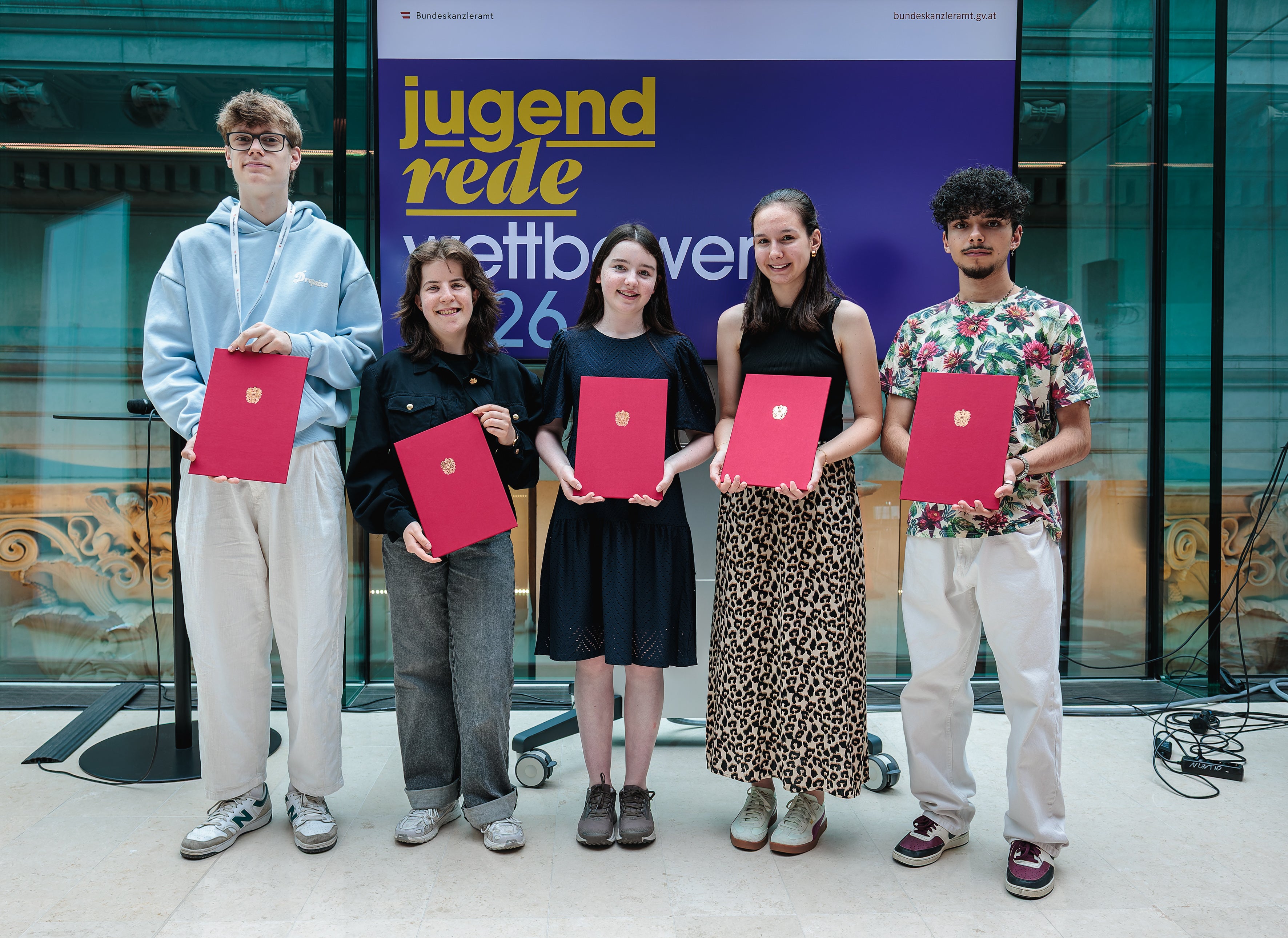 Südtiroler Teilnehmerinnen und Teilnehmer am Finale des Bundesredewettbewerbs vom 1. bis zum 3. Juni in Wien (von links): Maximilian Gasser, Esther Vegrini, Anna Klara Perkmann, Sophia Pfitscher, Felix Oberhollenzer (Foto: LPA/Bundeskanzleramt Wien/Valentin Brauneis)
