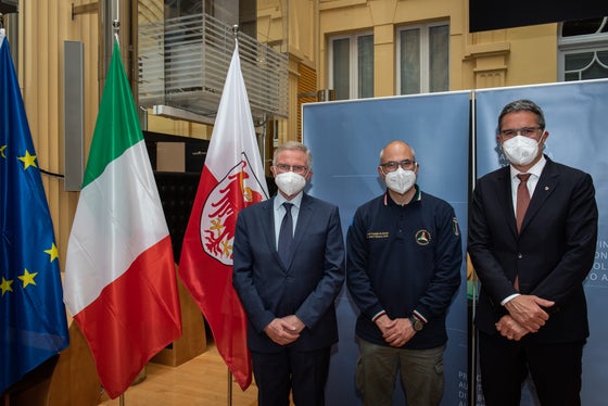 Buona collaborazione anche nell'attuale situazione eccezionale (da sinistra): il commissario di governo Cusumano, il capo della protezione civile Curcio, il presidente Kompatscher (Foto: ASP/Ivo Corrà)