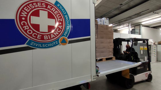 In collaborazione tra la Protezione civile, l'Azienda sanitaria e la Croce Bianca, oggi (4 marzo) un camion è stato riempito di medicinali che verranno portati ad un punto di raccolta per giungere quindi in Ucraina (Foto: Croce Bianca/ASP/Protezione civile)