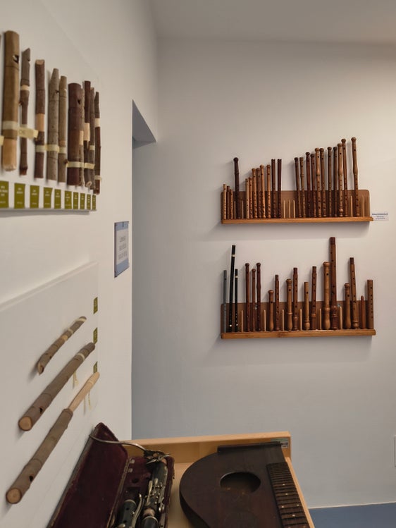 La collezione di Schwegel (flauti) di Annja Bartlmä comprende 35 strumenti con diverse accordature, dallo Schwegel in sol grave allo Schwegel in do acuto. (Foto: USP/Sezione musica popolare della Direzione provinciale Scuola di musica tedesca e ladina)