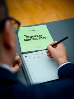 Sulla direzione di marcia del Piano per il clima Alto Adige 2040, si è svolto oggi a Bolzano il forum degli stakeholder riguardo alla seconda parte della bozza del Piano clima. Essa sarà la base per l'attuazione mirata delle misure in favore del clima (Foto: ASP/Fabio Brucculeri)