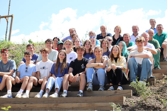 Innovatives gelungenes Gemeinschaftsprojek Mutbach-Damm: Gruppenbild der Klasse 4C des Meraner Realgymnasiums mit Landesrat, Wildbachverbauungsamtsdirektor, Schuldirektor, Vizebürgermeisterin, Bürgermeister (Foto: LPA/Maja Clara)